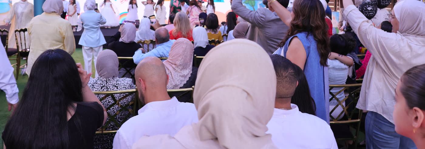 أهالي أطفال حضانة Mini Me في حفل التخرّج السنوي